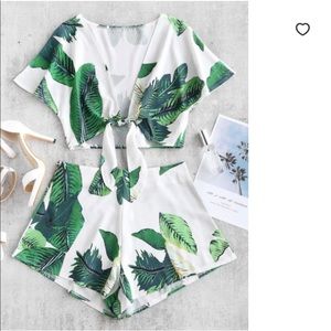 ✨NEVER WORN✨ Leaf Printed Set